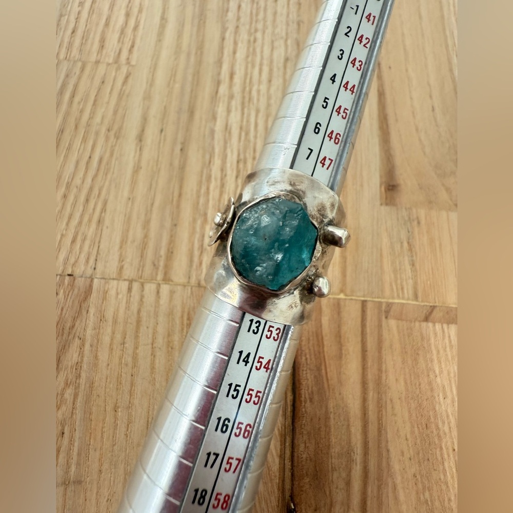 925 Sterling silver hammered rustic raw aquamarine green color stone ring - Picture 14 of 16
